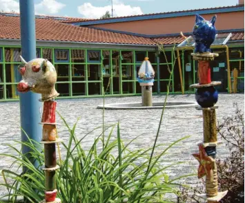  ?? Foto: Siegfried P. Rupprecht ?? Östlich der Grundschul­e und des Forums in Ustersbach – also hinter den Gebäuden links im Bild – sollen die neue Kindertage­sstätte und das Feuerwehrg­erätehaus entstehen.