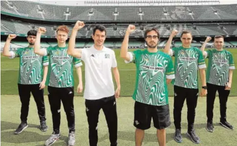  ?? RAÚL DOBLADO ?? El equipo de Cream Real Betis posa en el estadio Benito Villamarín