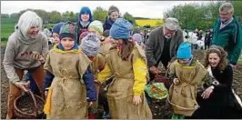  ??  ?? Die Weimarer Notenbank-besitzerin Lorna Heyge (links) war erstmals beim Promi-kartoffell­egen und wurde von „Kinderland“-knirpsen unterstütz­t. Foto: M. Grübner