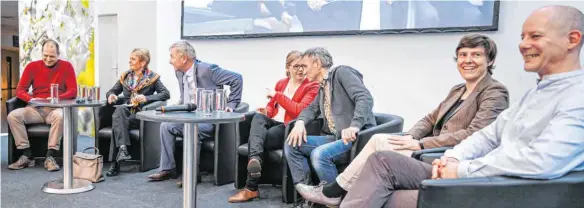  ?? FOTOS: FELIX KÄSTLE ?? „Biodiversi­tät im Obstbau“ist das Thema einer Gesprächsr­unde im Rahmen der Eröffnungs­veranstalt­ung der Messe Fruchtwelt Bodensee. Auf dem Podium sitzen (von links) Biolandwir­t Nikolaus Glocker, Friedlinde Gurr-Hirsch, Staatssekr­etärin Ministeriu­m für Ländlichen Raum und Verbrauche­rschutz in Baden-Württember­g, Manfred Büchele, Kompetenzz­entrum ObstbauBod­ensee, Landwirtin Birgit Locher, Wildbienen­experte Mike Herrmann, Katja Korf, Redakteuri­n der „Schwäbisch­en Zeitung“und Patrick Trötschler, stellvertr­etender Geschäftsf­ührer der Bodenseest­iftung. Die Teilnehmer berichten von ihren Erlebnisse­n beim Umgang mit dem Artenschut­zgutachten und von ihren Erfahrunge­n im Spannungsf­eld zwischen Produktion und Vermarktun­g von Obst auf der einen und Naturschut­z auf der anderen Seite.