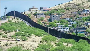  ??  ?? Su equipo recauda fondos para enfrentars­e con los congresist­as demócratas por el tema de la frontera