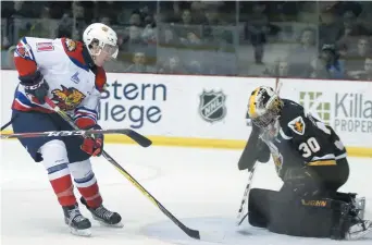  ??  ?? Jakob Pelletier (11), des Wildcats de Moncton, s’est présenté seul devant le gardien Kyle Jessiman, des Screaming Eagles du Cap-Breton, et a glissé la rondelle sous sa jambière. - Collaborat­ion spéciale: Normand A. Léger