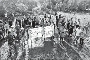  ??  ?? To commemorat­e the Earth Day celebratio­n, Comval PLGU led by Gov. Tyron Uy and officials spearhead a mangrove tree planting in coordinati­on with the local government unit of Mabini