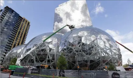  ?? ELAINE THOMPSON, THE ASSOCIATED PRESS ?? Constructi­on of three large, glass-covered domes as part of an expansion of the Amazon campus in downtown Seattle.