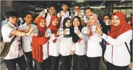  ??  ?? ... Universiti Putra Malaysia students showing the MRT concession card launched yesterday by Higher Education Minister Datuk Seri Idris Jusoh.