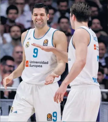  ??  ?? MAYOR Y MENOR. Felipe Reyes (38 años) y Luka Doncic (19) celebran una acción.