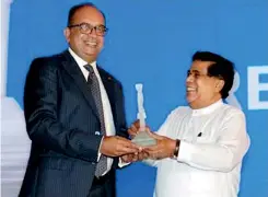  ??  ?? Sunshine Group Managing Director Vish Govindasam­y receives award from Minister Nimal Siripala De Silva