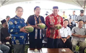  ??  ?? ACARA minum air kelapa melambangk­an perpaduan tiga etnik utama.