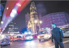  ?? FOTO: DPA ?? Polizisten und Rettungskr­äfte vor der Gedächtnis­kirche.