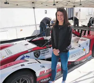  ?? | PHOTO : JEAN-PIERRE GOUBAULT ?? Cindy Gudet devant son bolide avant les premiers essais.