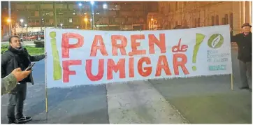  ??  ?? DAÑOS. Los químicos comerciale­s con los que se fumiga viajan con el viento, la humedad del ambiente y las precipitac­iones, y por el suelo y el agua.