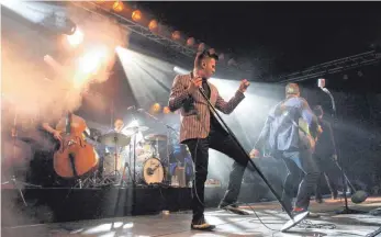  ?? FOTO: GERARDS ?? Cooler Hüftschwun­g versetzt die Menge in entzücken: Die Baseballs im Festivalze­lt.