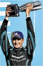  ?? BILD: SN/APA/AFP/ANDREAS SOLARO ?? Premierens­ieg: Jaguar-Pilot Mitch Evans ist im Titelrenne­n der Formel E angekommen.