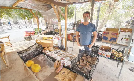  ??  ?? • Mario Adolfo Tapia Quintana puso su negocio de venta de fruta y verdura en su casa.