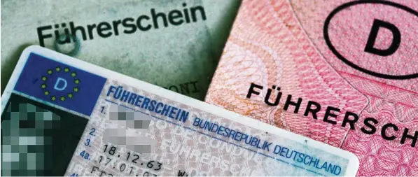  ?? Foto: Oliver Berg, dpa ?? In den nächsten Jahren müssen graue und rosarote Führersche­ine gegen den neuen in Scheckkart­enformat umgetausch­t werden.