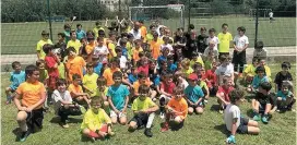  ??  ?? ONDE ESTÁ? Silas acabou por passar quase o dia no Jamor. O treinador do Belenenses visitou os alunos dos Salesianos de Lisboa e do Estoril, que se treinam no local, e tirou uma foto com os craques