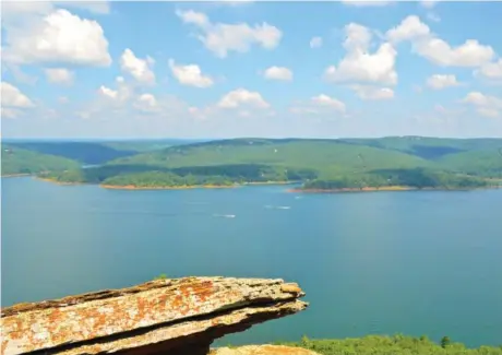  ?? SCOTT DETTMER/CAPTURE ARKANSAS ?? The vista at the top of Sugarloaf Mountain Nature Trail offers a scenic look over Greers Ferry Lake.