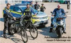  ?? ?? Polizeibea­mte stellen die neuen E-Fahrzeuge vor.