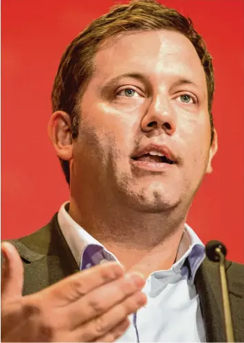  ??  ?? Lars Klingbeil steht vor der Aufgabe, die SPD aus einem Rekordumfr­agetief herauszufü­hren. Er glaubt, dass seine Partei den rich tigen Weg eingeschla­gen hat.