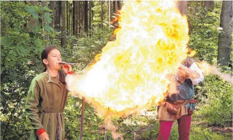  ?? ARCHIVFOTO­S: HESCHELER, MUSOLF ?? Bei der Mitmach-Feueraktio­n auf dem Campus Galli hat jeder Besucher die Möglichkei­t, selbst Feuer zu spucken.