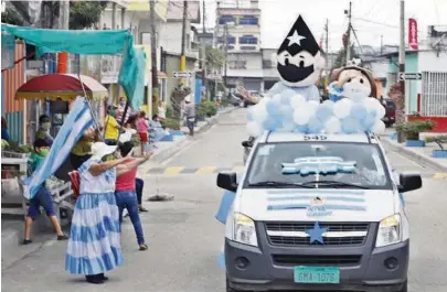  ??  ?? kEn una camioneta y con mascarilla, los personajes Juan y Juanita Pueblo saludaron a habitantes del norte de Guayaquil.