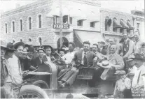  ?? SOUTHEAST CHICAGO HISTORICAL SOCIETY ?? Lightweigh­t boxing champ of the world Oscar “Battling” Nelson enjoys a victory parade with fellow Hegewisch residents. In 1906, Nelson fought the longest match in modern boxing history at 42 rounds.