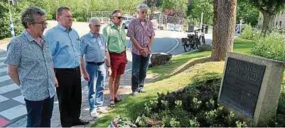  ?? Foto: Nico Muller ?? Vor der Gedenktafe­l an Dr. Charles legten Vertreter der „Al Synagog Ettelbréck“, der Gemeinde und des GREG Blumen nieder.