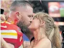  ?? ?? Beso. Travis Kelce y Taylor Swift.