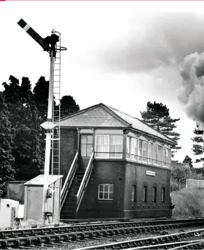  ??  ?? ‘Castle’ No. 5080 Defiant is earmarked for a return to ‘Shakespear­e Express’ duties. It is at Henley‑in‑Arden on April 15 1990; the signal box was demolished ten years later. BILL SHARMAN