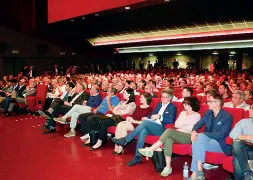  ??  ?? Gli spettatori La platea del cinema Corso durante il dibattito di ieri sera