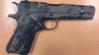  ??  ?? La pistola Glock calibre 9 mm camuflada, que se intentó introducir como encomienda.