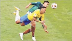  ??  ?? ► Neymar salta gritando en un duelo con Álvarez.