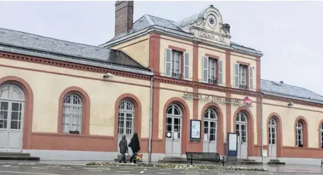  ??  ?? À La Ferté-Bernard, la mobilisati­on continue pour sauver le guichet de la gare : depuis cet été, il n’est ouvert que 34 heures par semaine et fermé les week-ends.