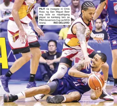  ??  ?? PILIT na inaagaw ni Chris Ross ng San Miguel Beer ang bola sa napahigang player sa kanilang laro sa PBA Governors Cup sa MOA Arena. RIO DELUVIO