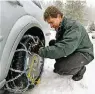  ?? FOTO: ROLF HAID ?? Die Schneekett­en werden auf den Rädern der Antriebsac­hse montiert.