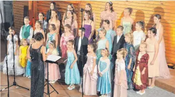  ??  ?? Lauter Prinzessin­nen und Prinzen: Der Stetter Kinder- und Jugendchor sang aus Musicals und Märchen.