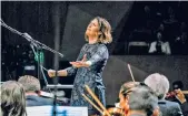  ?? HUAWEI ?? La directora mexicana Alondra de la Parra fue quien tuvo la batuta de este concierto filarmónic­o.
