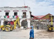  ??  ?? La vista de un edificio que se derrumbó en el estado de Oaxaca, luego del terremoto del jueves.