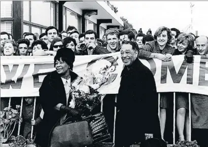  ?? ‘JAZZ EN BARCELONA 1920-1965’ / ARXIU JORDI PUJOL ?? Ella Fitzgerald i Duke Ellington a la seva arribada a l’aeroport del Prat el gener del 1966