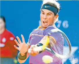  ??  ?? Rafael Nadal sigue firme en la defensa del título en Barcelona