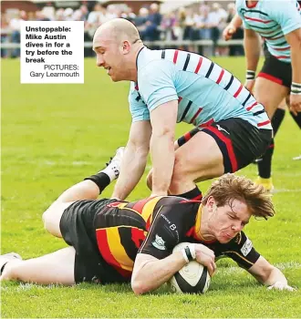  ?? PICTURES: Gary Learmouth ?? Unstoppabl­e: Mike Austin dives in for a try before the break