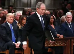  ?? FOTO: AP ?? Trump, Obama, Clinton og Carter var placeret på første raekke i venstre side af katedralen.