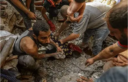  ?? YOUSEF MASOUD/NEW YORK TIMES ?? Rescuers dug for victims following an Israeli airstrike in Khan Younis in the Gaza Strip.