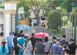  ?? FOTO: EL HERALDO ?? El doctor en servicio social Yasser Amir Cuéllar Fuentes fue sepultado en un ambiente de dolor en el cementerio Jardines del Recuerdo.