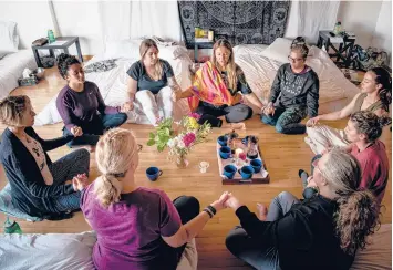  ?? MERIDITH KOHUT/THE NEW YORK TIMES ?? Female veterans at a psychedeli­c therapy retreat in March near Tijuana, Mexico.