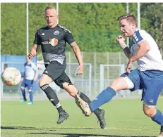  ?? FOTO: UWE MISERIUS (ARCHIV) ?? Sebastian Bamberg (r.) tritt mit Bergfried Leverkusen gegen die Reserve des SV Schlebusch an.