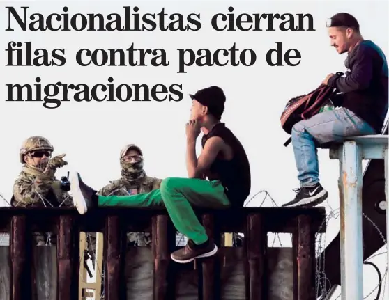  ?? AP ?? Soldados estadounid­enses hablan con migrantes centroamer­icanos que intentaban traspasar el muro fronterizo con México.