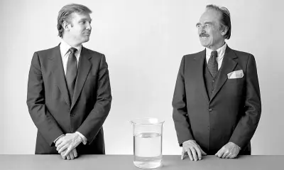  ?? (Bill Truran/alamy) ?? Faccia a faccia Donald con il padre Fred Trump, fotografat­i per una pubblicità negli anni Ottanta