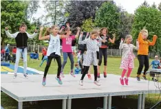  ??  ?? Mit Begeisteru­ng zeigten die jungen Mädchen von „Zumba Kids“, was sie können. Die südamerika­nischen Sommerrhyt­hmen brachten alle Zuschauer in Stimmung.