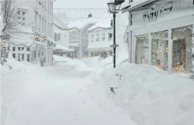  ?? FOTO: FRANK JOHANNESSE­N ?? Glimt fra Grimstad sentrum etter det store snøfallet i januar.
